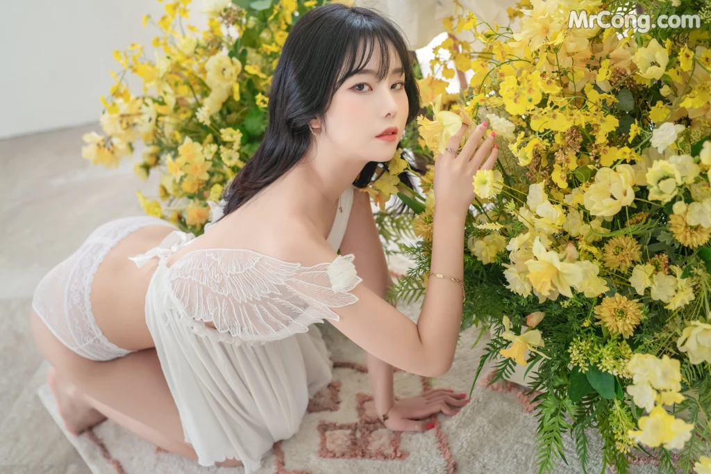 [Patreon] Yuna (유나): Flowers (26 photos) photo 2-0