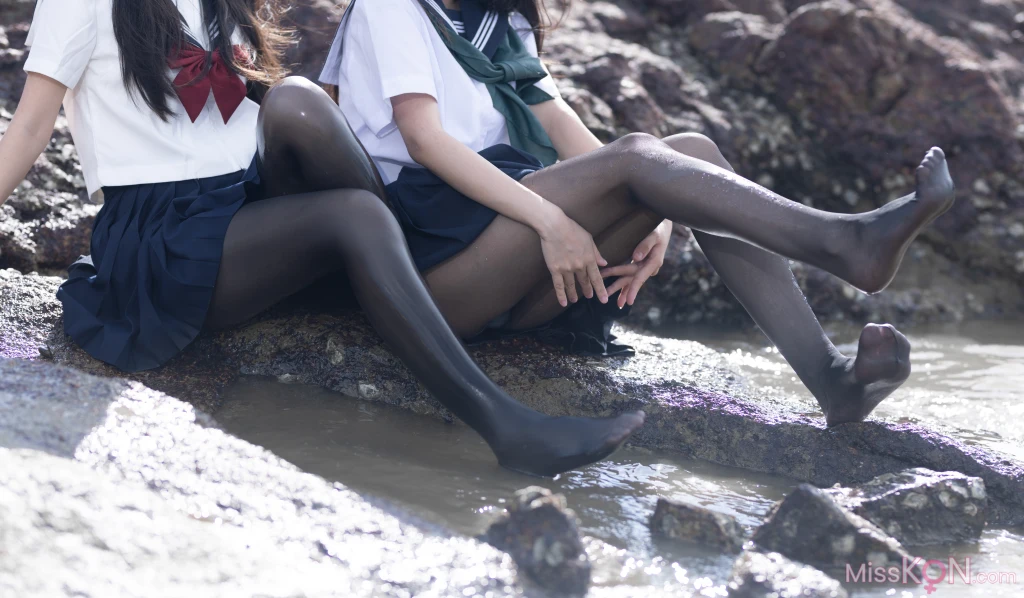 Coser@不呆猫 &amp; 三無人型: 水手服百合黑丝 (51 photos )